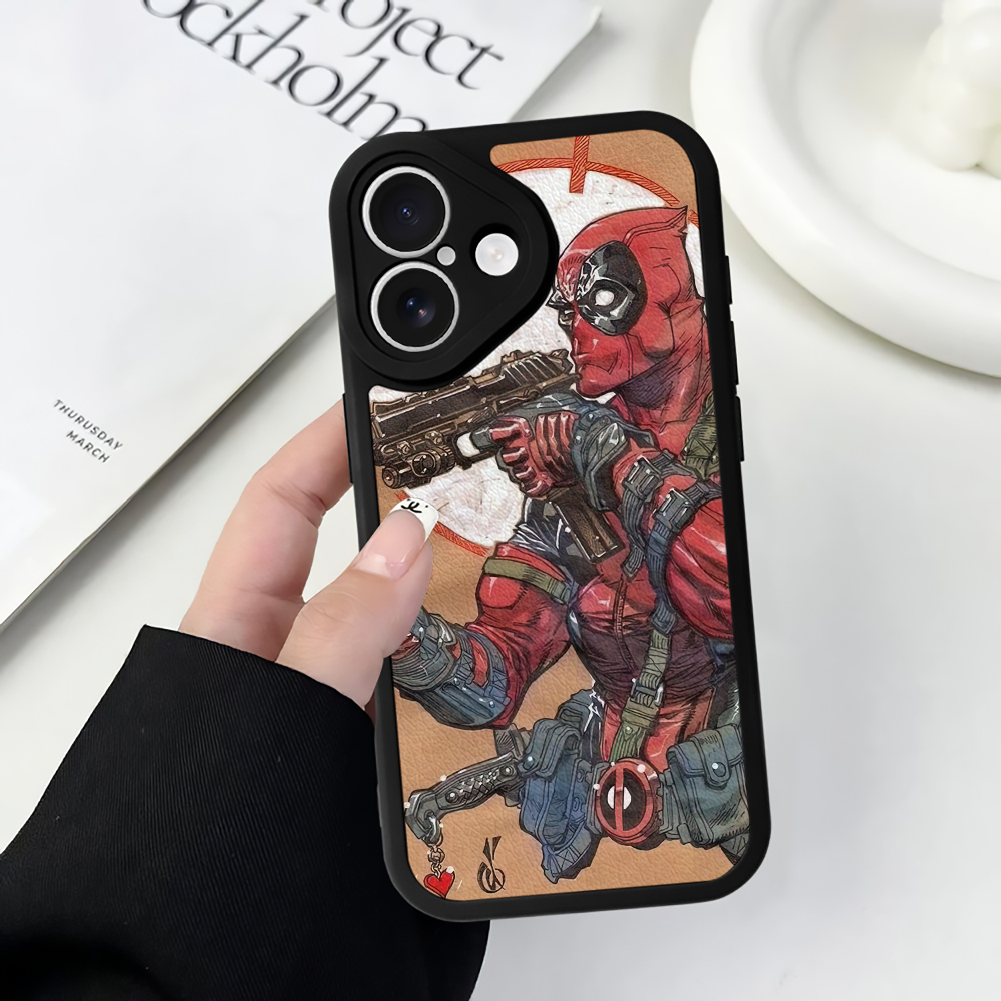 （画像用） Deadpool デッドプール 【iPhone 16シリーズ対応】シリコンスマホケース（レザー調） 材質：シリコン